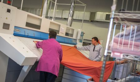 Personnes en situation de handicap travaillant dans une blanchisserie