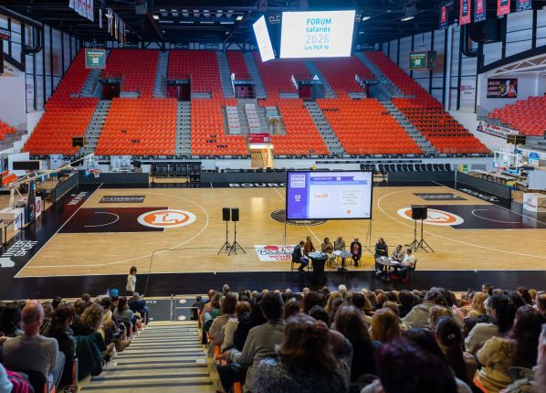 Forum salariés : vue de haut la tribune et la scène