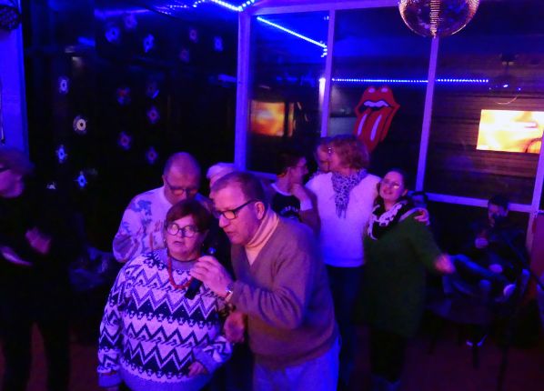 Un couple homme femme chante en karaoké