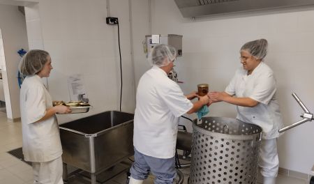 Adultes dans la conserverie de l'ESAT le Bergerat à Vesdun