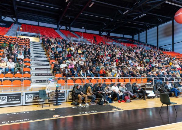 Forum salariés : la tribune avec les quelques 400 participants