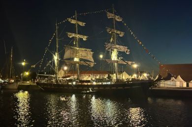 Le Belem en entier à quai, de nuit