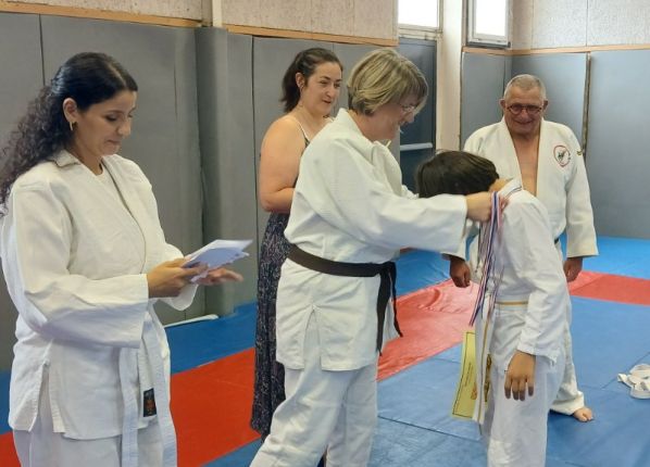 enfant recevant une médaille