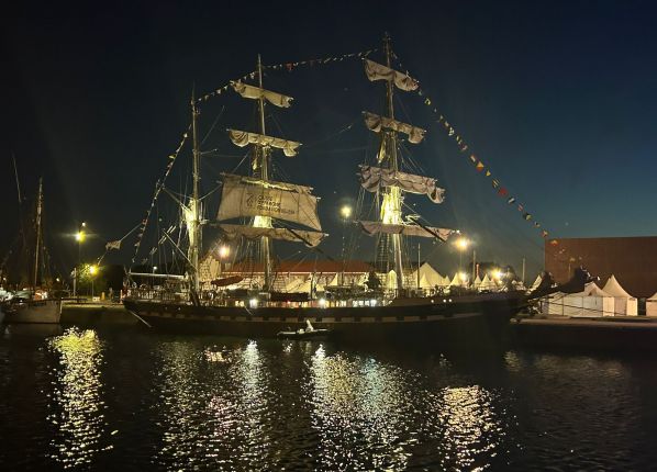 Le Belem en entier à quai, de nuit