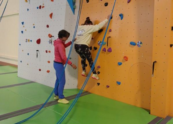 UEE - En bas du mur d'escalade