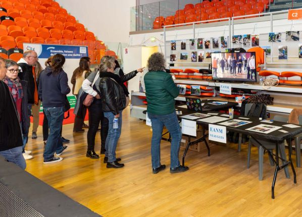 Forum salariés : devant le stand de l'EANM sur le village