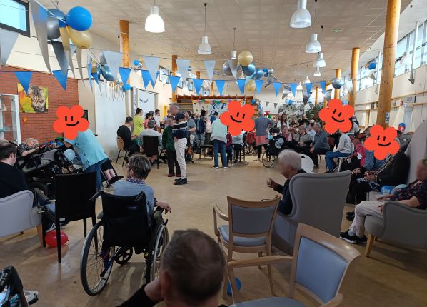 90ans résidents qui dansent