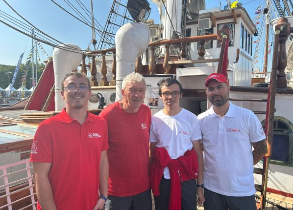 L'équipe pose sur le Belem