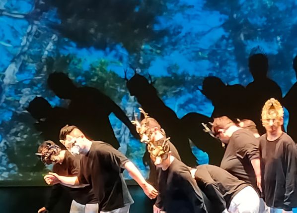 Scène avec des jeunes adultes lors du spectacle "Les invisibles"