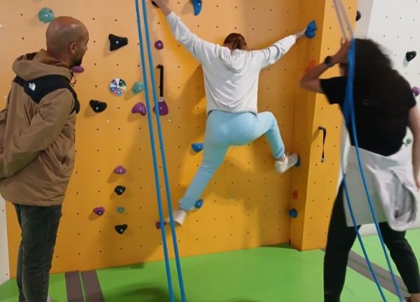 UEE - Premiers niveaux sur le mur d'escalade