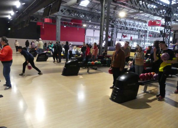 plusieurs équipes jouent au bowling