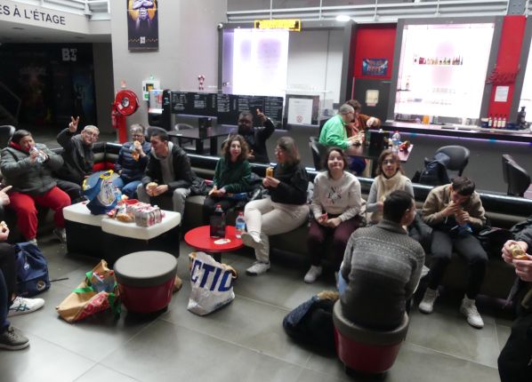 Les participants à la fête déjeunent