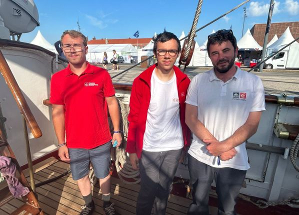 Julien et Jean-Yves avec un encadrant sur le pont