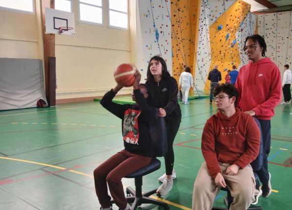 UEE Jeune qui tire au basket