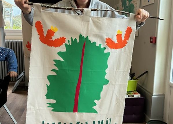 Hervé présente son oeuvre, un arbre