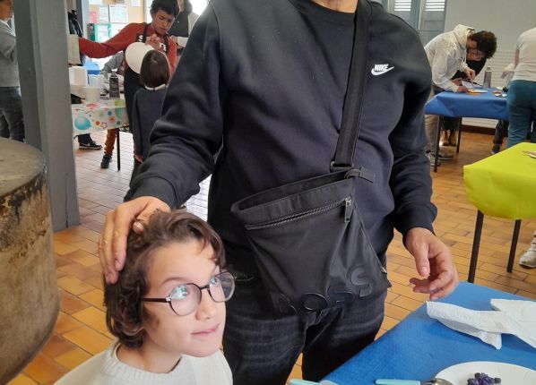 Un papa fier de cuisiner avec sa fille