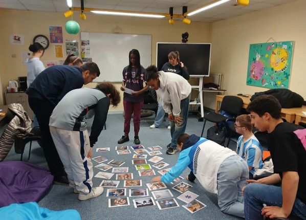 Groupe de jeunes bougent des photos au sol