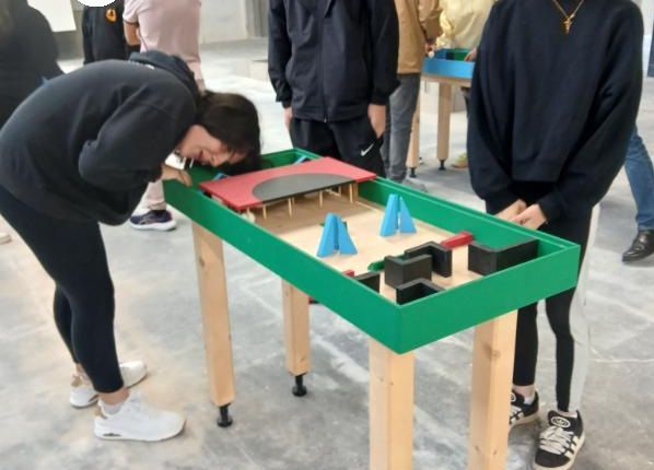 UEE - 2 jeunes sur un jeu d'adresse