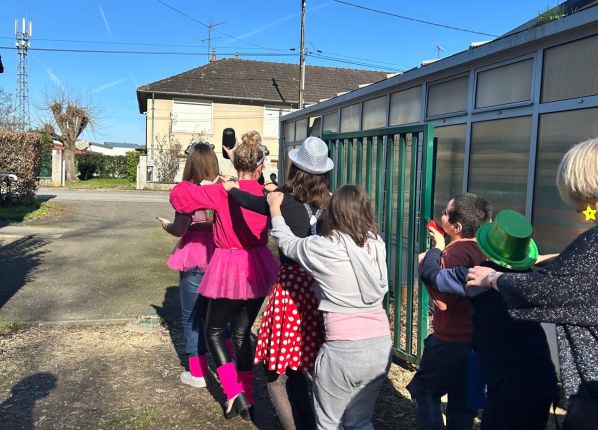 Carnaval : Ah la queue leu leu, on fait la chenille