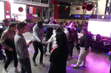 des jeunes qui dansent