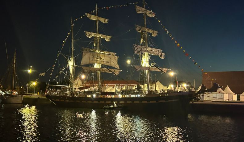 Le Belem en entier à quai, de nuit