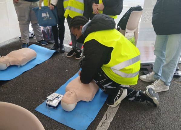 Photo des jeunes en formation aux gestes de premiers secours