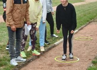 UEE jeune qui tire à la pétanque