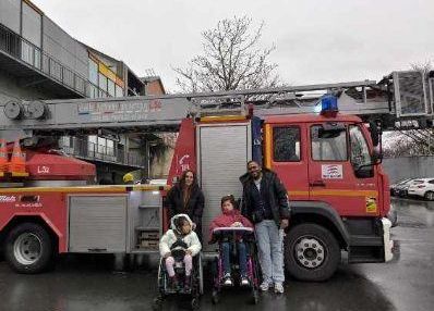 90ans enfants de l'eeap devant camion pompiers