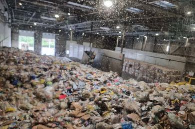 un gros amas de détritus à recycler