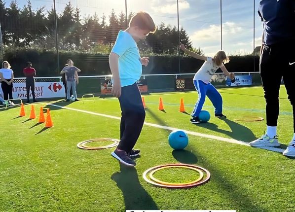 Flyer de l'ES Trouy avec les équipes des PEP18 - sport para foot