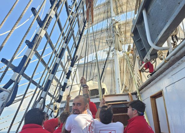 l'équipe hisse les voiles