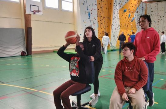 UEE Jeune qui tire au basket