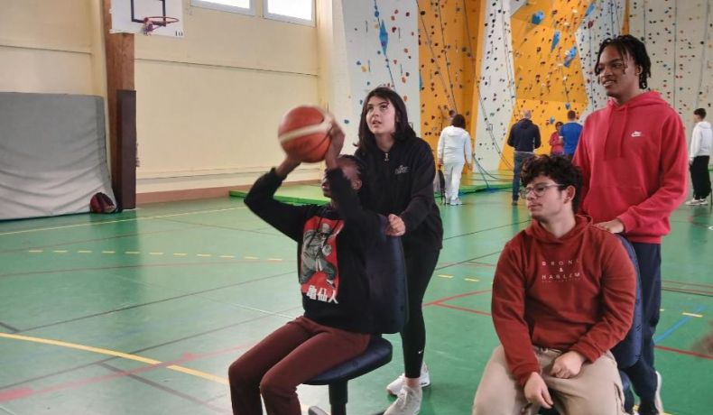 UEE Jeune qui tire au basket
