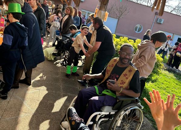 Carnaval : moment festif et convivial sous le préau
