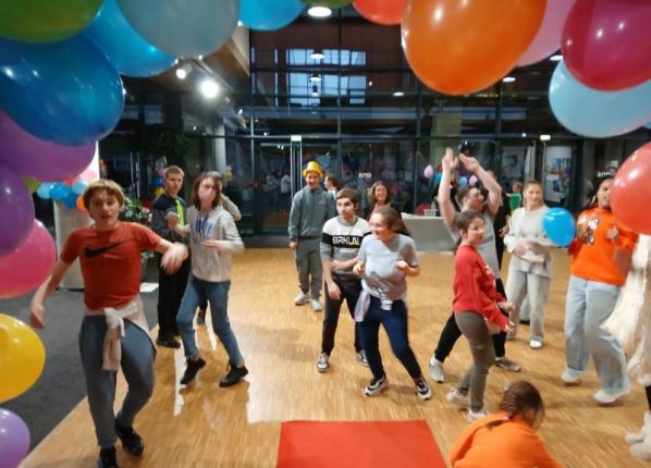 90ans enfants qui dansent