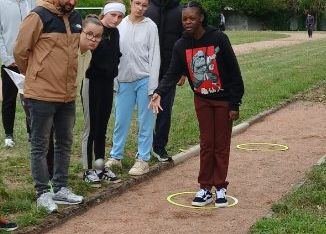 UEE jeune qui pointe à la pétanque