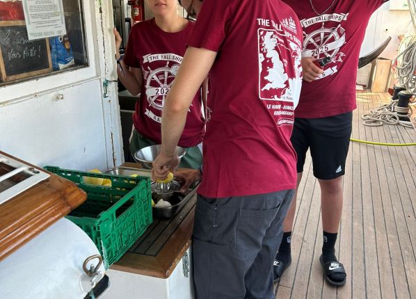 Jean-Yves participe à la préparation du repas
