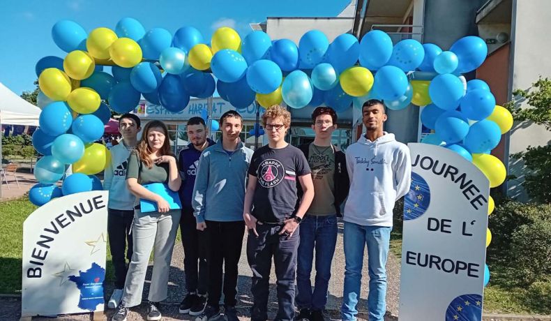L'équipe sous l'arche de ballons de bienvenue