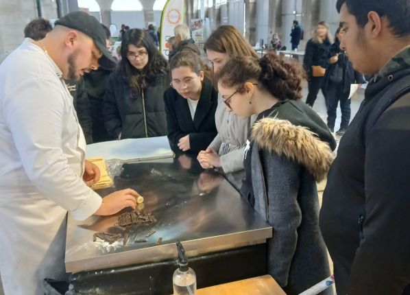 Jeunes du lycée UEE au salon patapain lors d'une sortie des PEP18