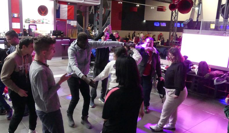 des jeunes qui dansent