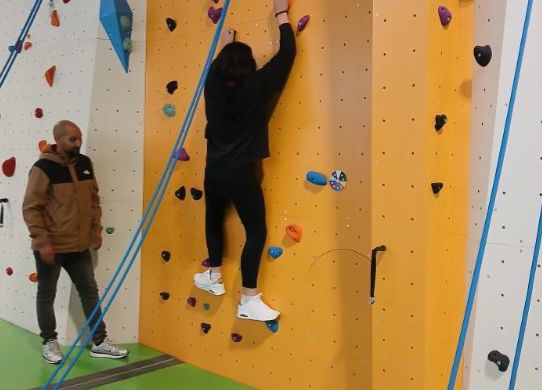 UEE Jeune qui grimpe à l'escalade