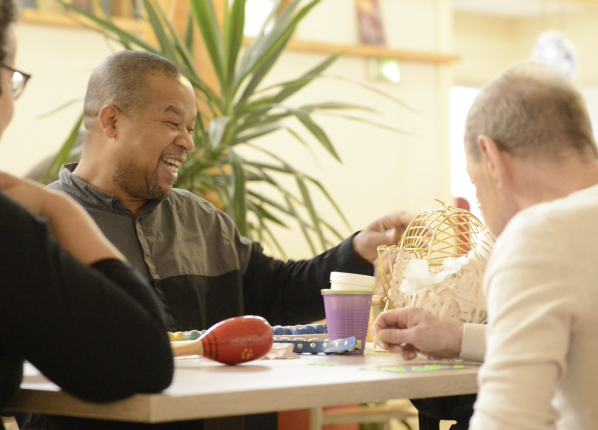 Personnes âgés dans un centre pour adultes handicapés jouant