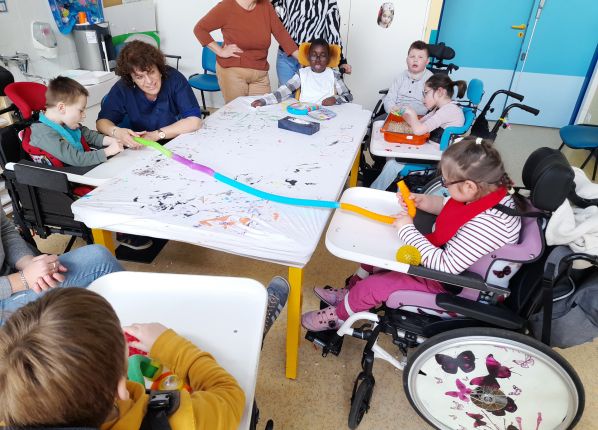 Educatrice en atelier sensoriel avec enfants autistes dans IZEP