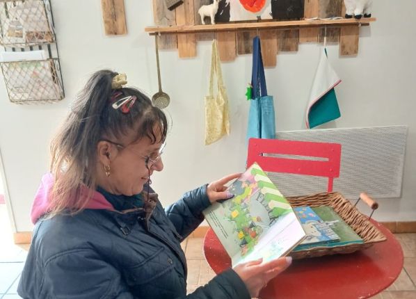 salariée qui lit en salle d'attente