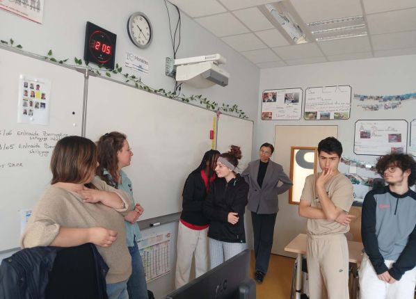 4 adolescents et 3 adultes en cours