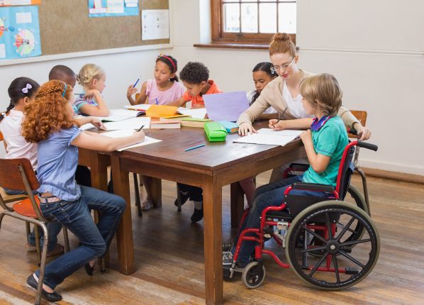 Educatrice en train de travailler avec enfants autistes