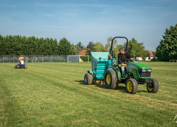 Homme passant le tracteur tondeuse