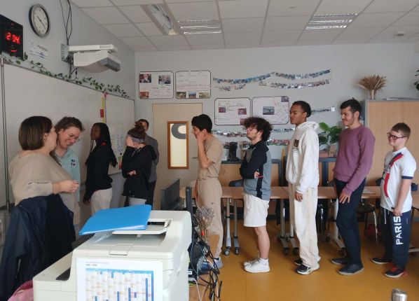 des ados sont en rang dans une classe