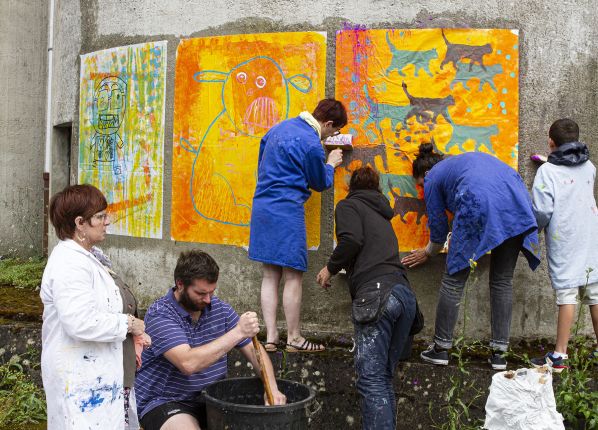 Jeunes en situation de handicap en activité fresque murales en extérieur